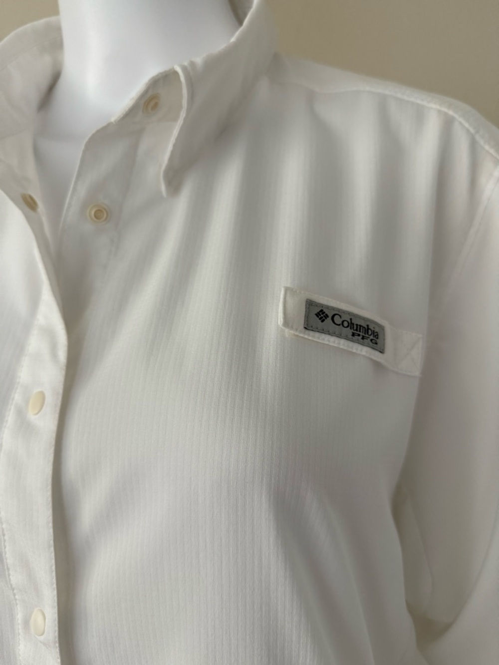 Columbia Ladies White Short-Sleeve Button-Up Shirt - Picture 3 of 6